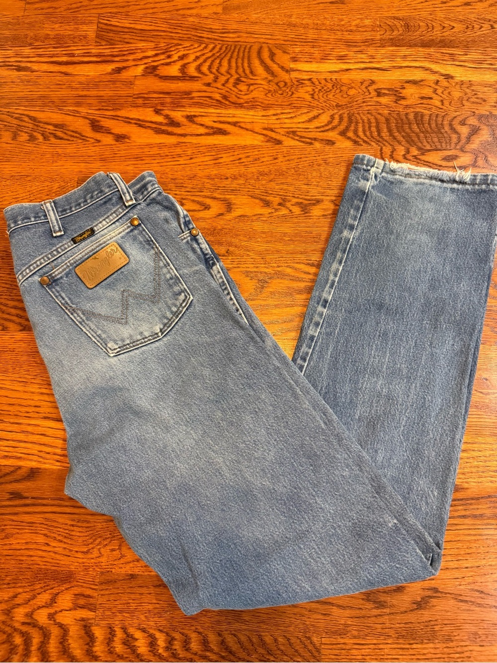 Wrangler 13MWZ Medium Wash DistressedCowboy Men’s 34x34 Denim Pant Jeans